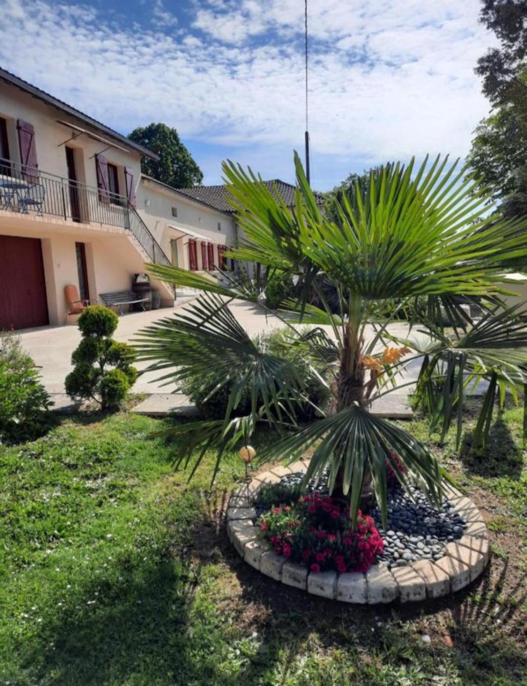 Charmant Logement Entier A La Campagne Sencenac-Puy-de-Fourches Kültér fotó